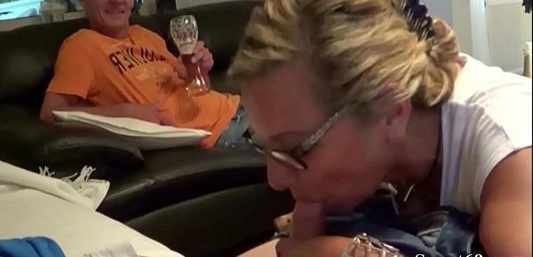 Deutsche Mutter fickt den Pizzajungen und der Mann guckt zu
